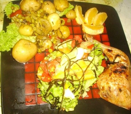 Pulpe de pui la gratar cu Cartofi si Mazare Noua