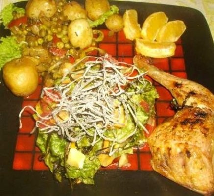 Pulpe de pui la gratar cu Cartofi si Mazare Noua