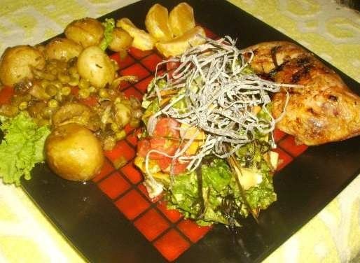 Pulpe de pui la gratar cu Cartofi si Mazare Noua