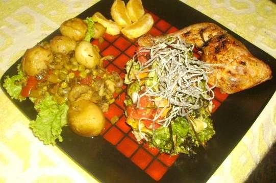 Pulpe de pui la gratar cu Cartofi si Mazare Noua