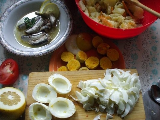 Salata asortata cu peste si oua