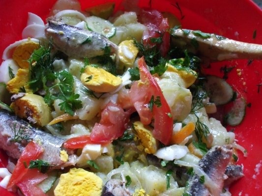 Salata asortata cu peste si oua