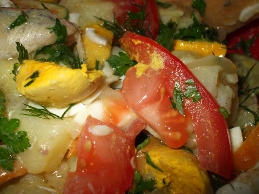 Salata asortata cu peste si oua