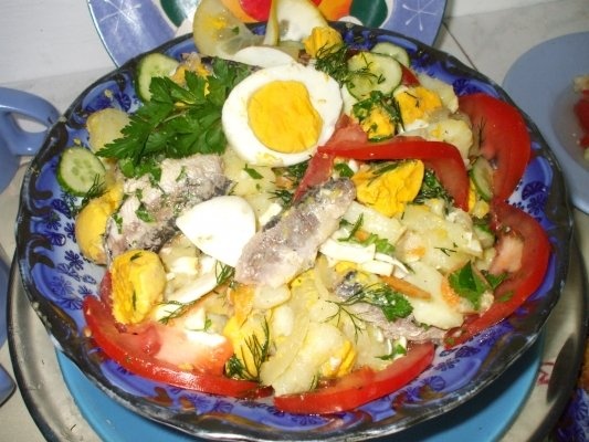 Salata asortata cu peste si oua