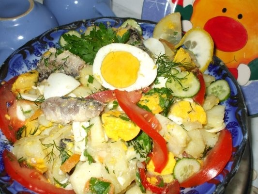 Salata asortata cu peste si oua