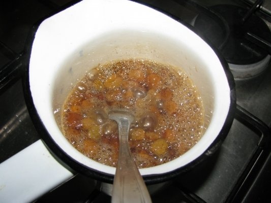 Inghetata cu mascarpone, vin si sirop cu stafide