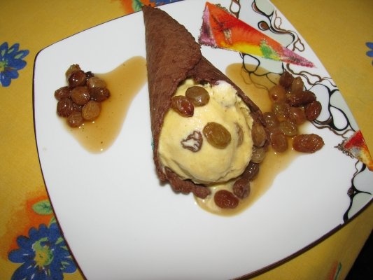 Inghetata cu mascarpone, vin si sirop cu stafide