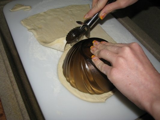 Mini-placinte cu carne de pui, ceapa si tarhon