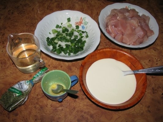 Mini-placinte cu carne de pui, ceapa si tarhon