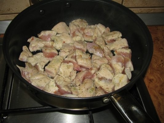 Mini-placinte cu carne de pui, ceapa si tarhon