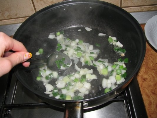 Mini-placinte cu carne de pui, ceapa si tarhon