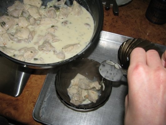 Mini-placinte cu carne de pui, ceapa si tarhon