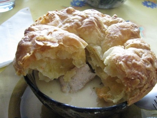 Mini-placinte cu carne de pui, ceapa si tarhon