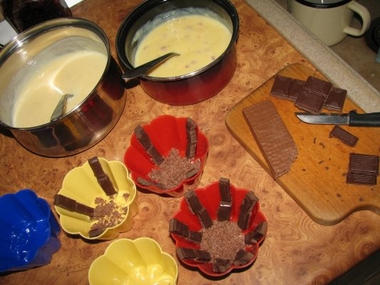 Pudding cu ciocolata, migdale si bucatele de napolitana