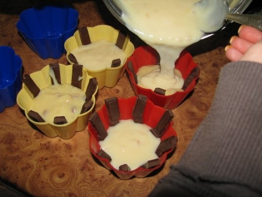 Pudding cu ciocolata, migdale si bucatele de napolitana