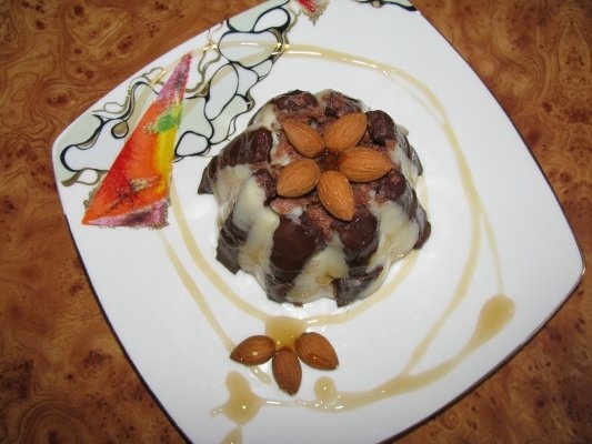 Pudding cu ciocolata, migdale si bucatele de napolitana