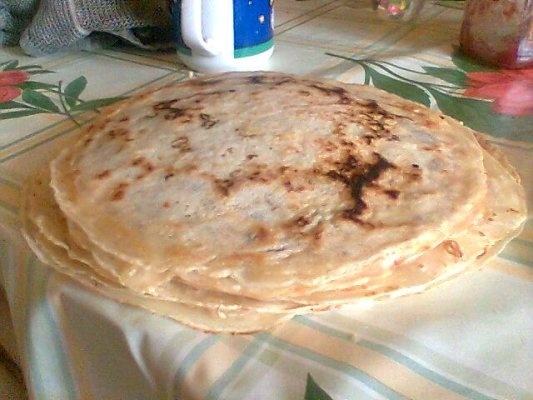 Tort de clatite cu dulceata de capsuni si macese