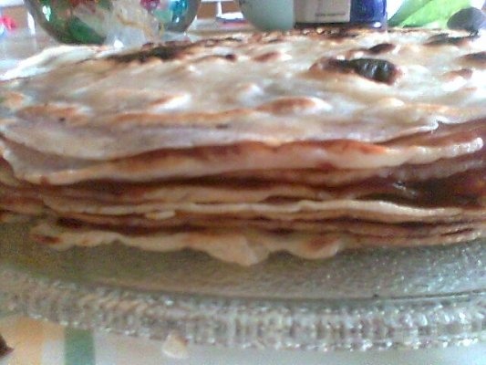 Tort de clatite cu dulceata de capsuni si macese