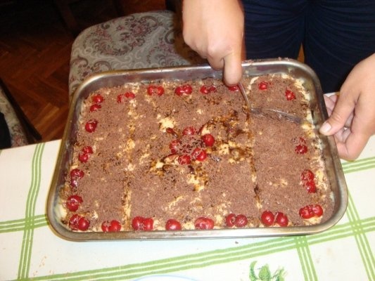 Tort de piscoturi cu visine