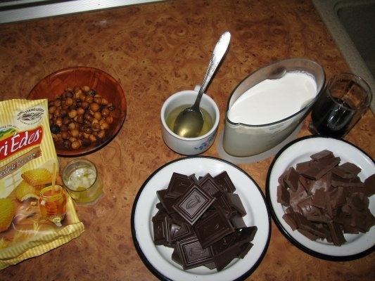 Tort inghetat de ciocolata si alune