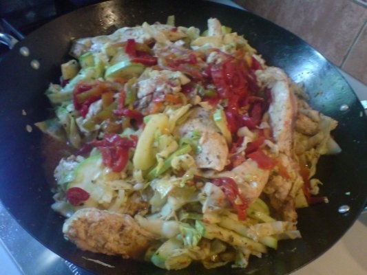 Piept de pui cu legume