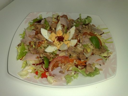 Salata de cruditati cu atun si sos de maioneza cu pasta de rosii