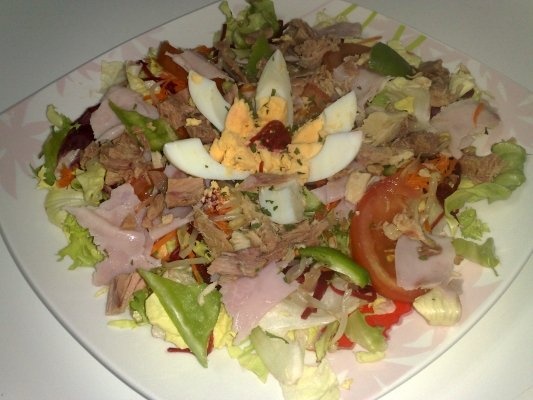Salata de cruditati cu atun si sos de maioneza cu pasta de rosii