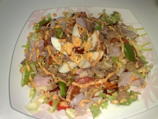 Salata de cruditati cu atun si sos de maioneza cu pasta de rosii