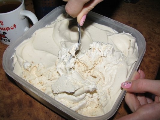 Inghetata de sirop de artar cu bucati crocante de caramele