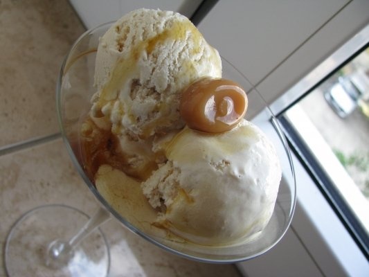 Inghetata de sirop de artar cu bucati crocante de caramele