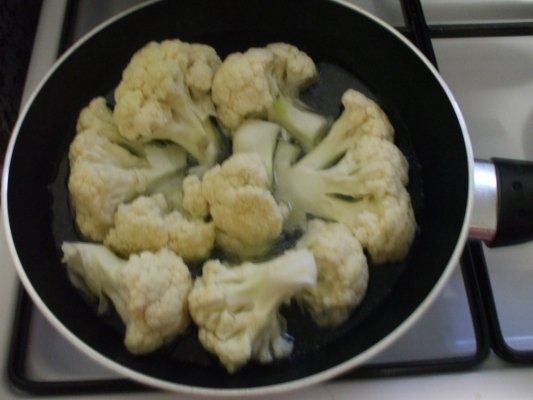 Buchetele de conopida cu usturoi si sos de marar