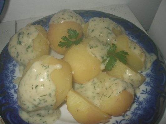 Cartofi noi cu sos de usturoi si de marar