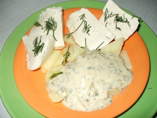 Cartofi noi cu sos de usturoi si de marar