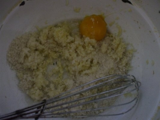 Cartofi noi cu sos de usturoi si de marar