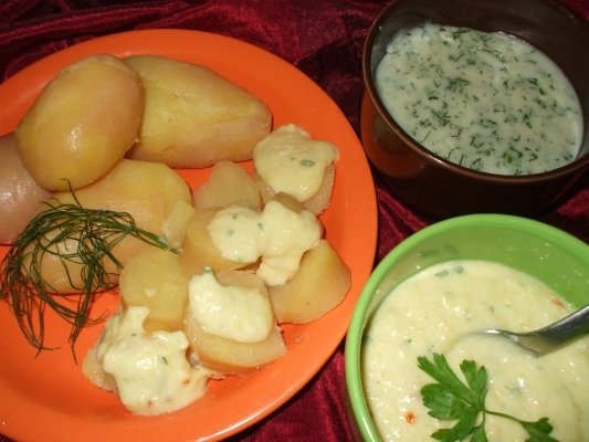 Cartofi noi cu sos de usturoi si de marar