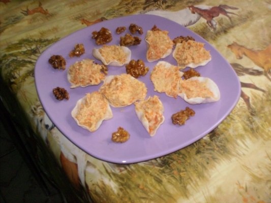 Corabioare de creveti umplute cu salata de cruditati si nuci caramelizate