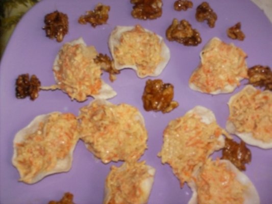 Corabioare de creveti umplute cu salata de cruditati si nuci caramelizate