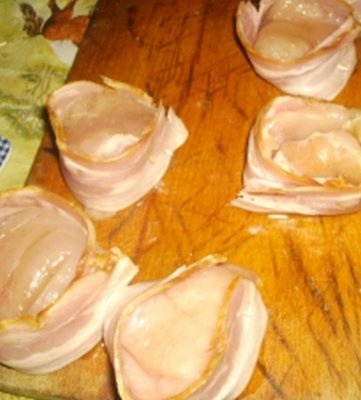 Rulouri de pui invelite in bacon cu garnitura de  fasole verde