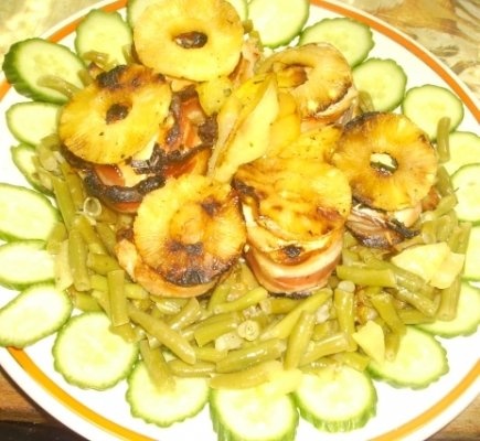 Rulouri de pui invelite in bacon cu garnitura de  fasole verde