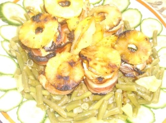 Rulouri de pui invelite in bacon cu garnitura de  fasole verde