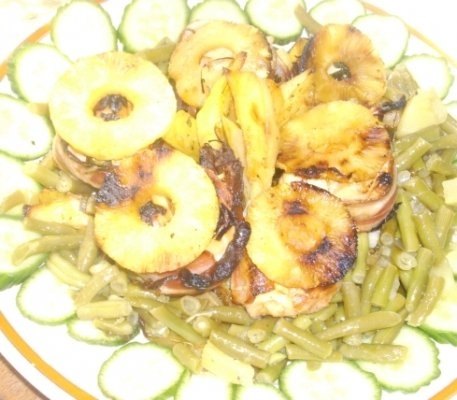 Rulouri de pui invelite in bacon cu garnitura de  fasole verde