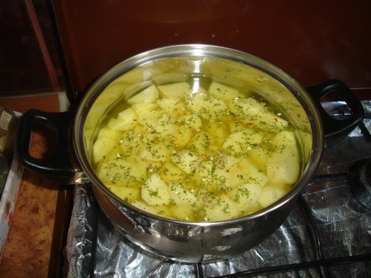 Cartofi noi cu smantana si cubulete din carne de porc cu sos