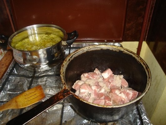 Cartofi noi cu smantana si cubulete din carne de porc cu sos