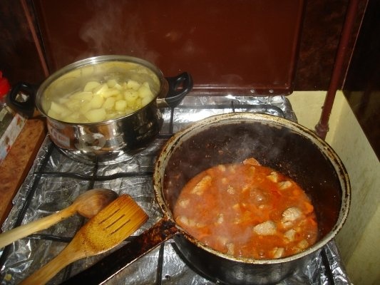 Cartofi noi cu smantana si cubulete din carne de porc cu sos