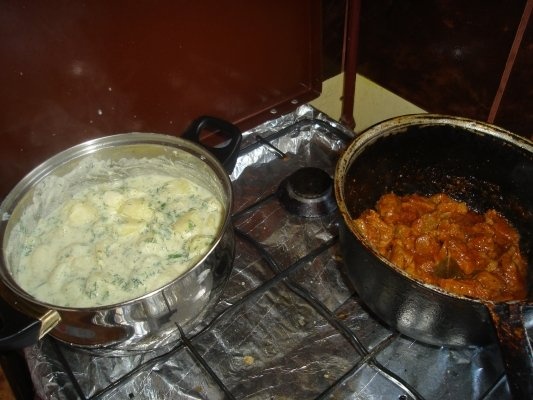 Cartofi noi cu smantana si cubulete din carne de porc cu sos