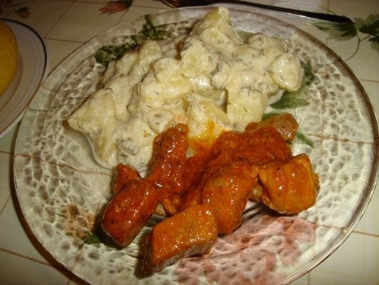 Cartofi noi cu smantana si cubulete din carne de porc cu sos