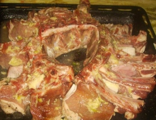 Coronita de porc cu cartofi la cuptor