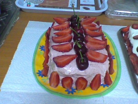 Tort cu capsuni si crema de capsuni.