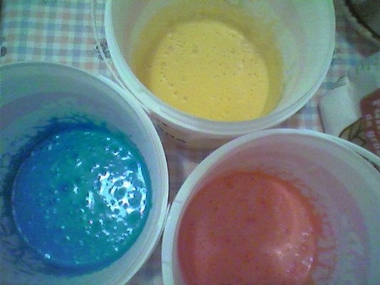 Clatite colorate trase in ciocolata