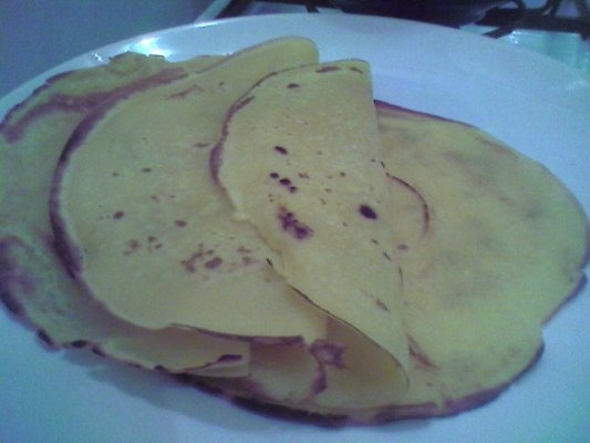 Clatite colorate trase in ciocolata